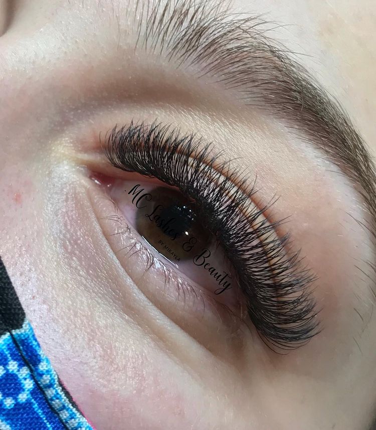 a close up of a volume lash set