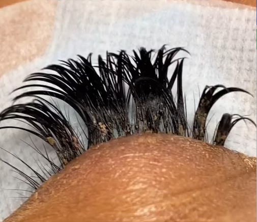mistake-having-when-applying-eyelash-extensions-sticky-lash