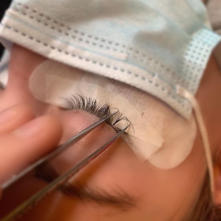 close up of a lash isolation technique
