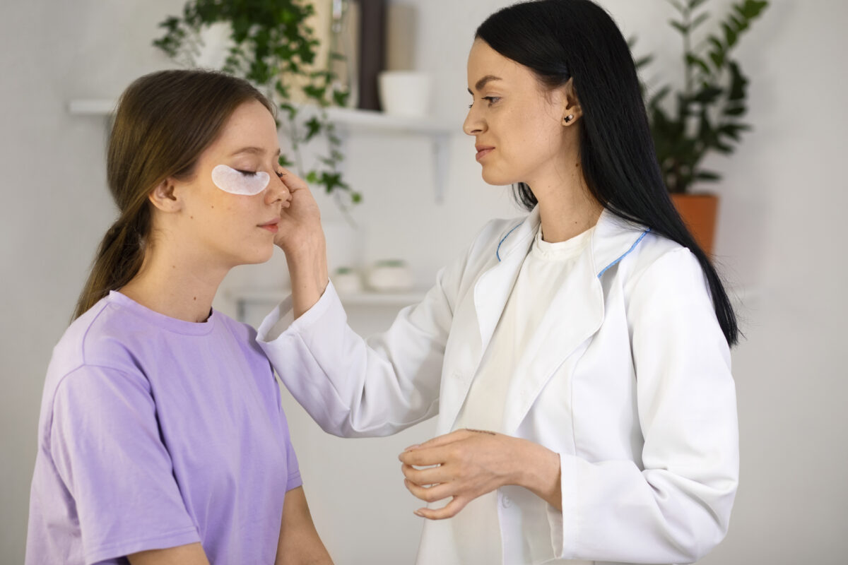 LAVISLASH-LASH EXPERT- LASH EXTENSION-side-view-professional-wearing-lab-coat-lash-extension-clients-technician