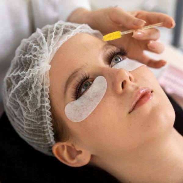 high-angle-hand-holding-brush-lash-studio-lavislash-lash-artist