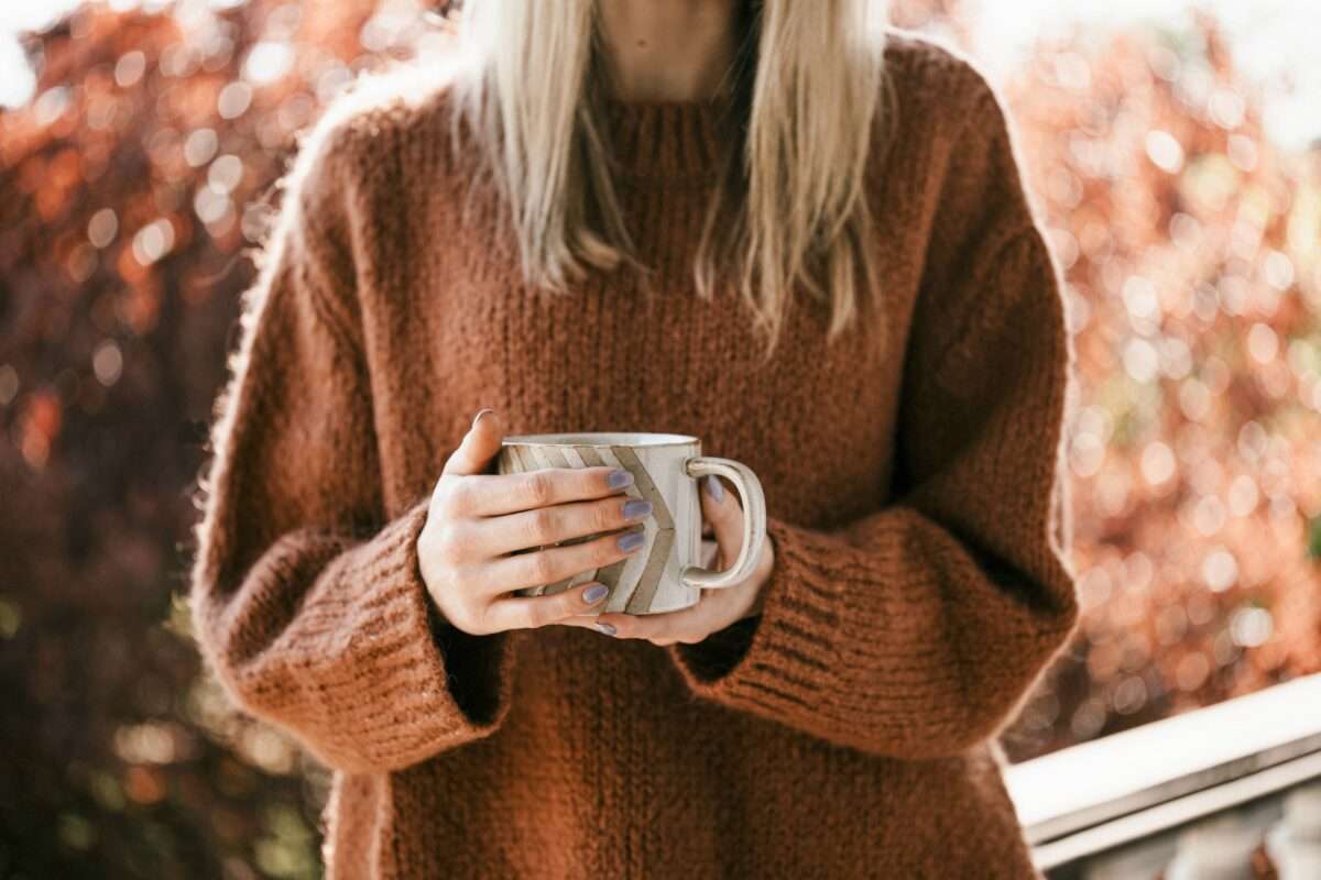 lavislash-woman-drinking-cup-warm-autumn-lash extension